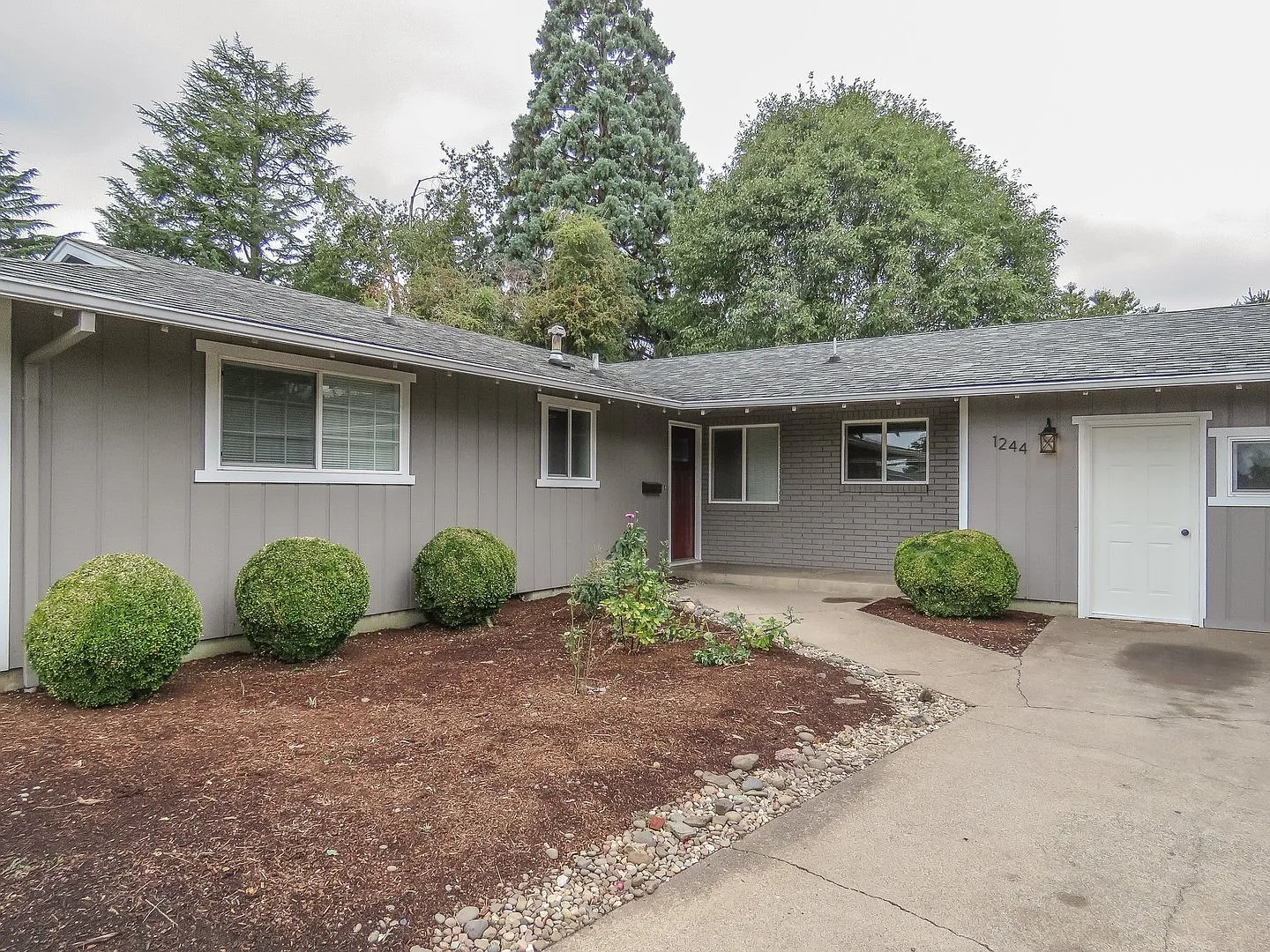 3 bedroom home in Woodburn Available — Photo 2