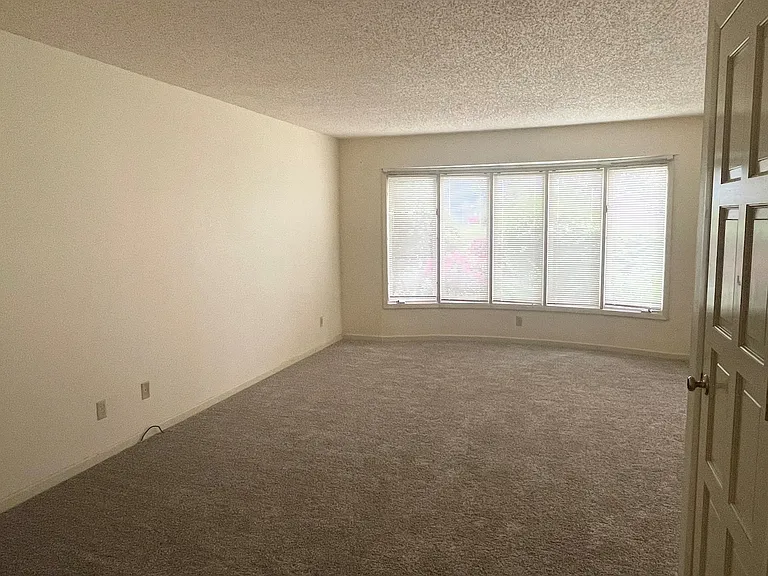 Williamsburg House Apartments — Photo 20