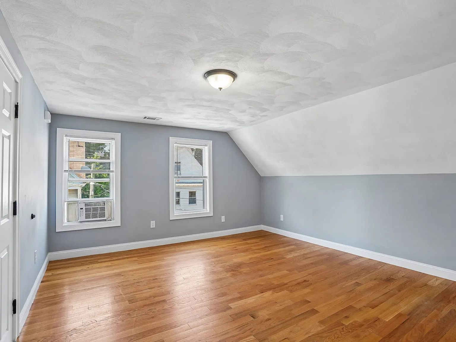 1 bed, 850 sqft, $2,200 — Photo 2
