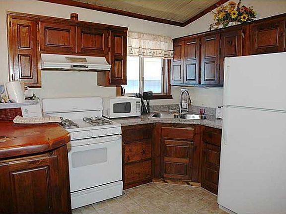 2nd image of 122 Highland Ln