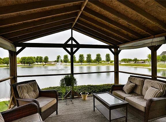 3rd image of 805 NE Cypress Ct