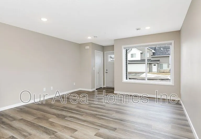 6020 Manchester Ave NE — Photo 3