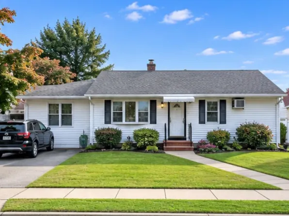 11 Adelphi Rd, Hicksville, NY 11801