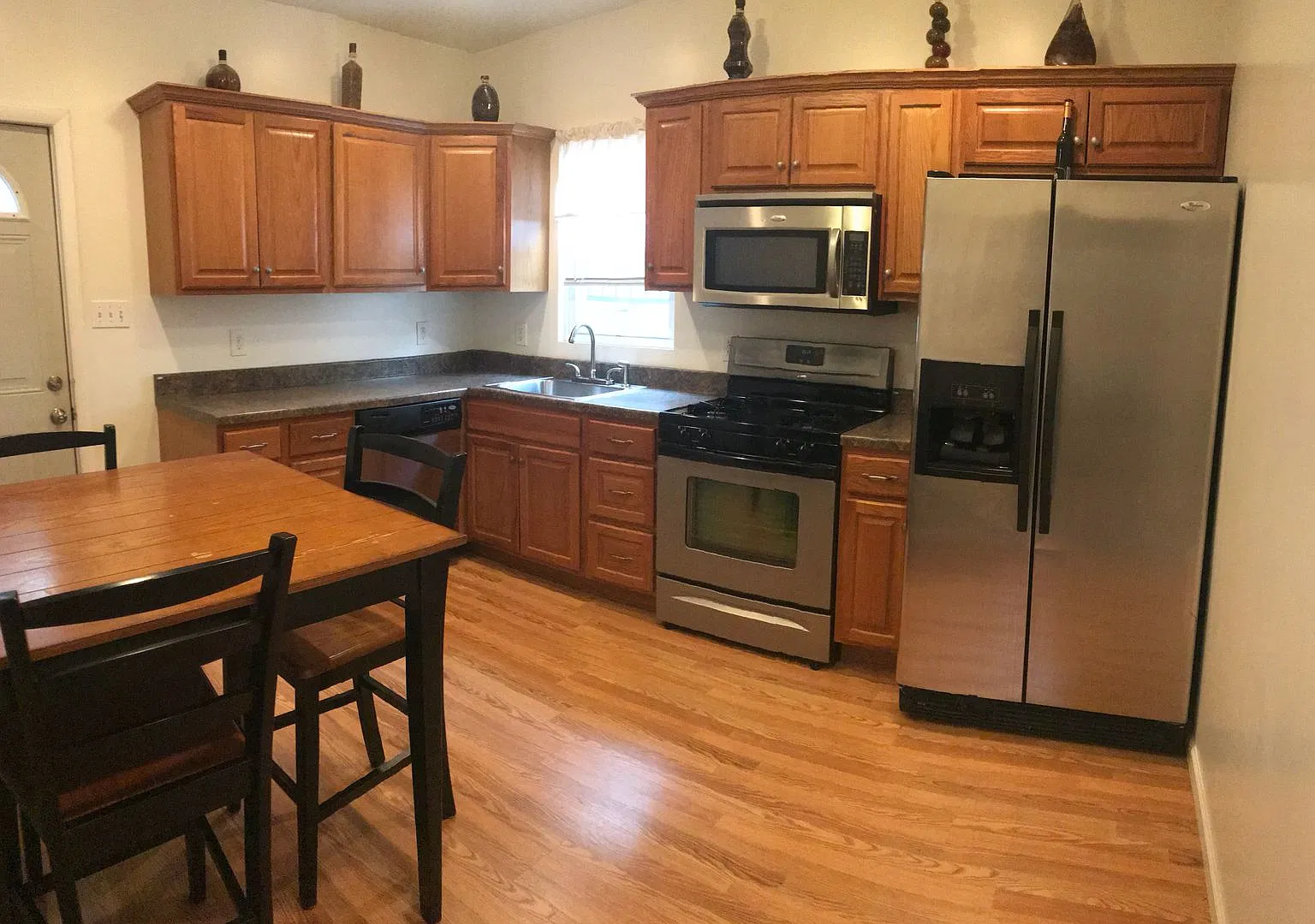 South Side - 2 Bedroom, 1 Bath Apartment - large back yard — Photo 3