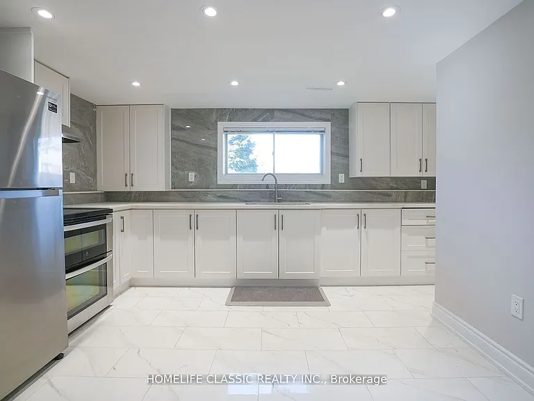 100 Chaucer Cres — Photo 5