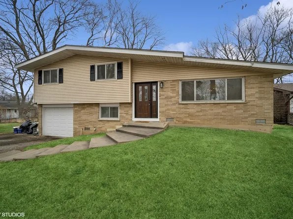 961 N Midlothian Rd, Mundelein, IL 60060