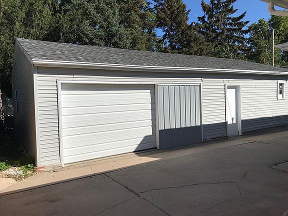 3rd image of 3807 Linden Dr