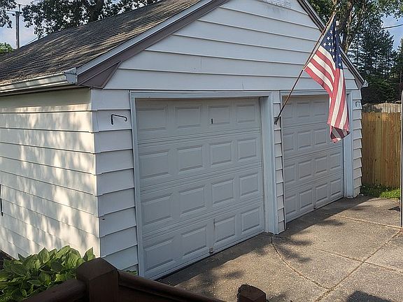 3rd image of 981 Pioneer Dr