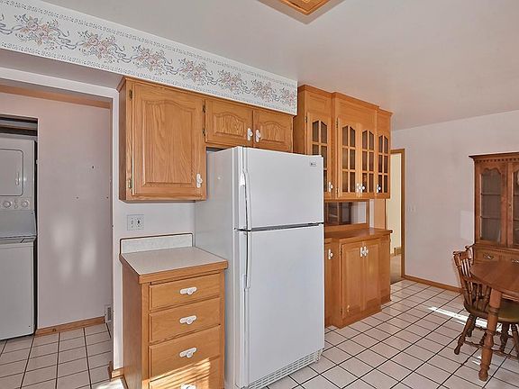 4th image of 322 Barney St
