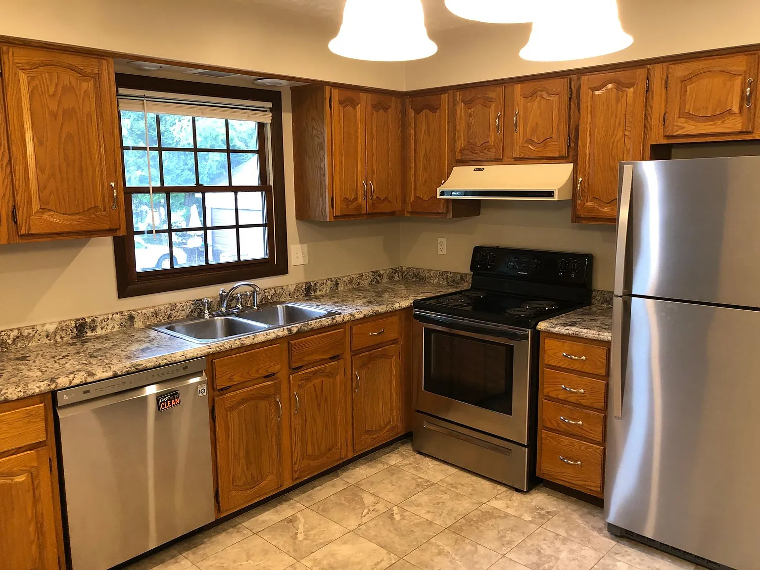 3 bed, 1.5 bath, 1440 sqft, $1,750 — Photo 4