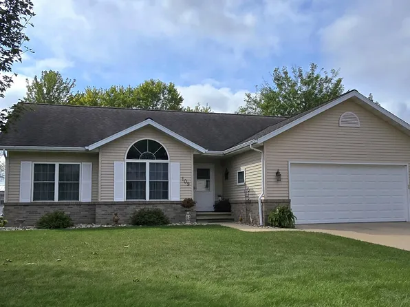 109 Meadow Lane Dr, Sumner, IA 50674