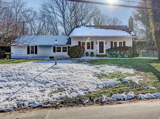 8 Foxhill Ln, Stony Brook, NY 11790