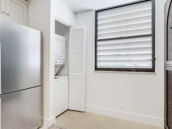 5th image of 303 Springdale Dr #303