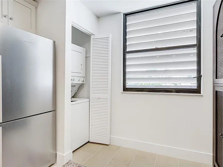 303 Springdale Dr #303 — Photo 5