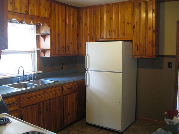 Kitchen with Refridgerator