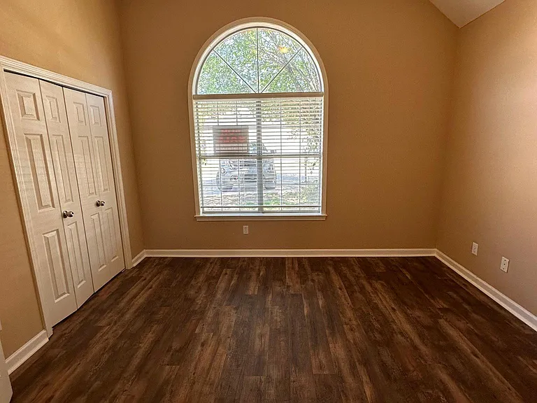 1405 Hillsboro Ln — Photo 5