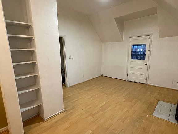 4th image of 25 1/2 W Cedar Ave #2