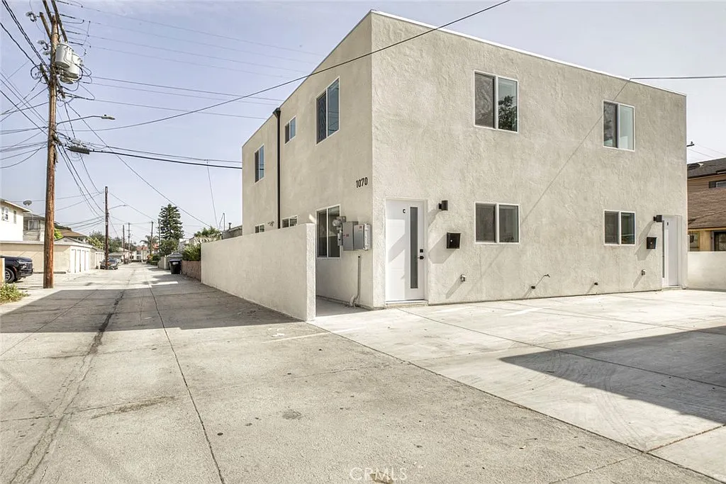 2 bed, 1.5 bath, 1000 sqft, $3,300 — Photo 2