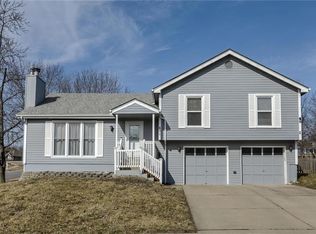 620 White Oak Ln, Liberty, MO 64068