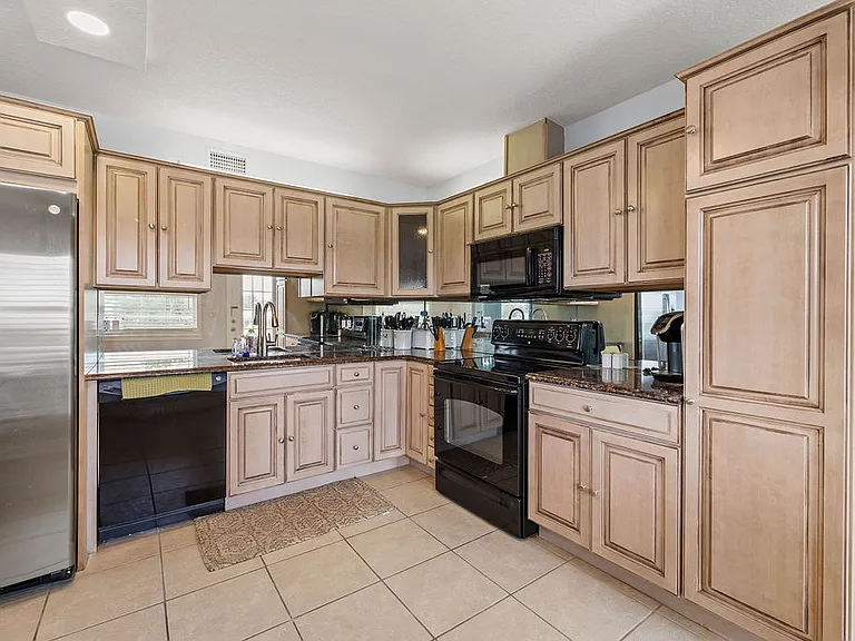 23 Royal Palm Point #A — Photo 11
