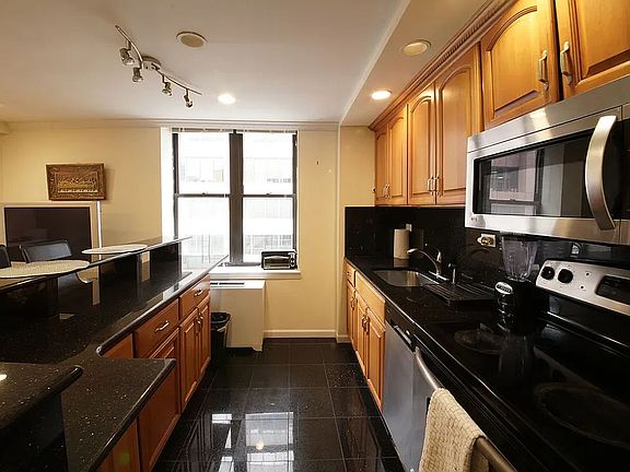 2nd image of 150 W 51st St APT 1627