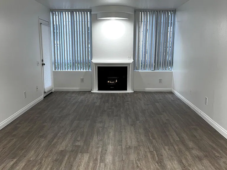 Canoga Luxury Apartments — Photo 54