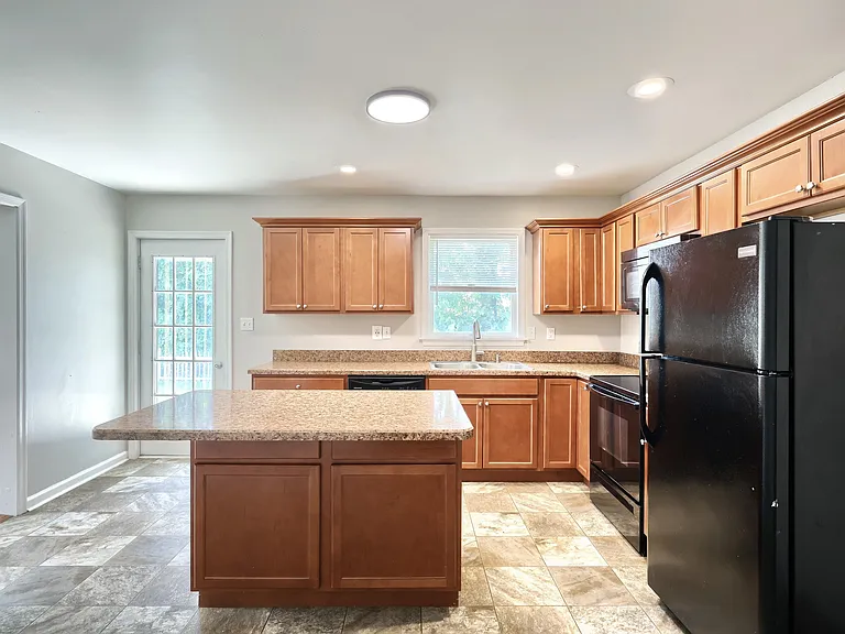 1676 Taylor Dr — Photo 4