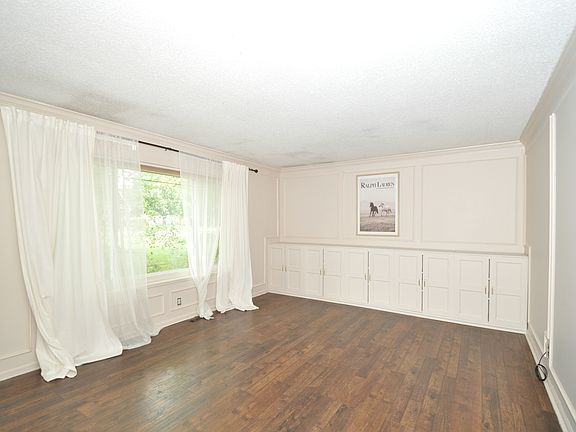 2nd image of 931 W 79th St