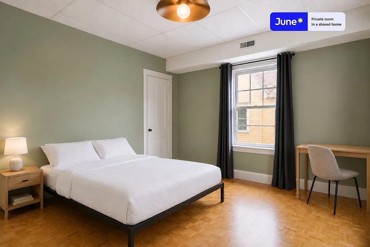 Queen bedroom in 7 bed/2.5 bath home in Harvard Square #443 D — Photo 1