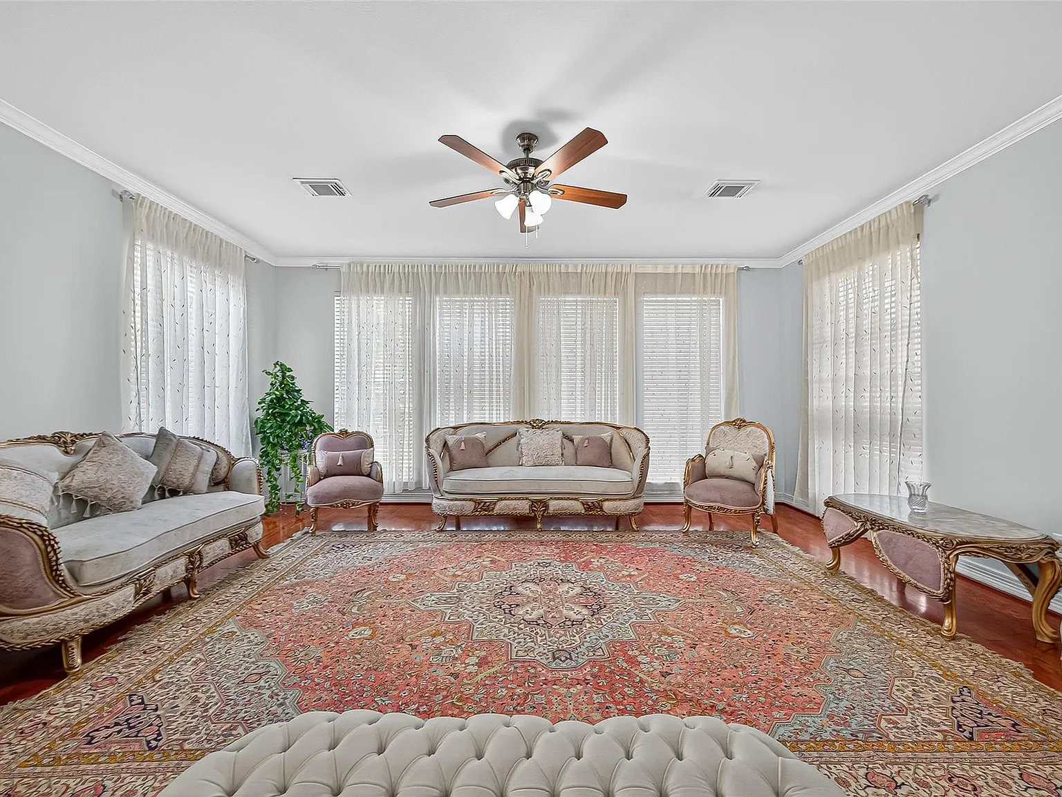 4 bed, 3.5 bath, 4430 sqft, $4,000 — Photo 3