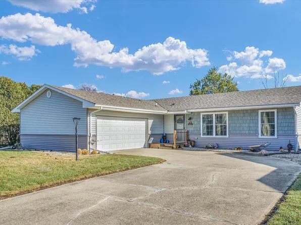 1812 Old Maple Ln, Savoy, IL 61874