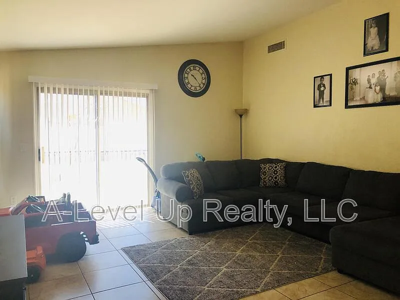 3 bed, 2.0 bath, 1320 sqft, $1,600 — Photo 2