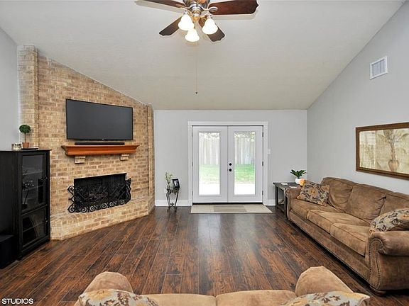 4th image of 2618 Country Place Dr
