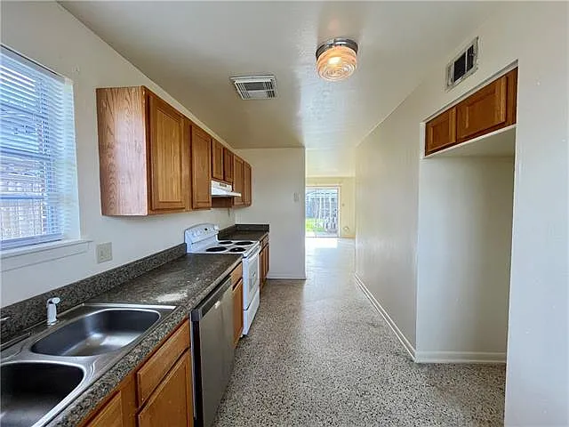 583 Delmar St — Photo 5