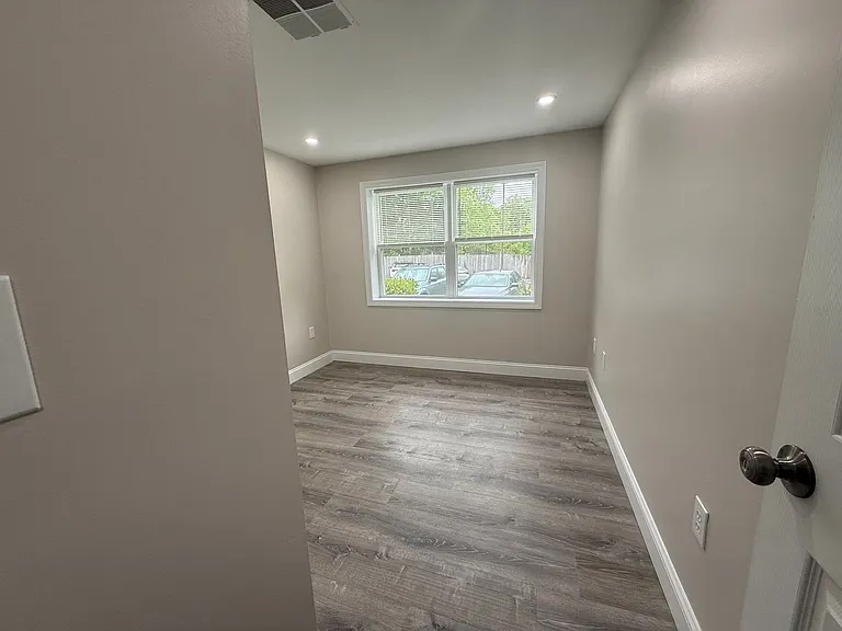 Pondsview Apartments — Photo 122