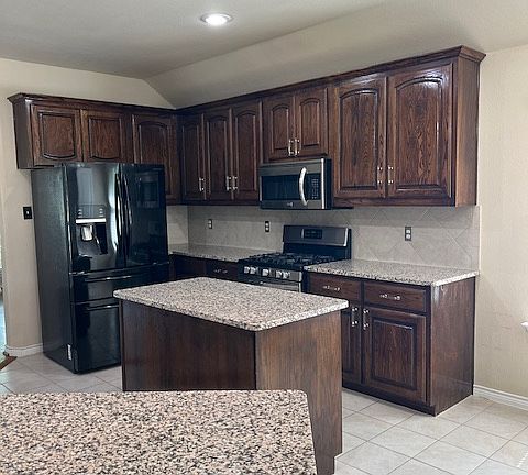 2nd image of 924 Lincoln Dr