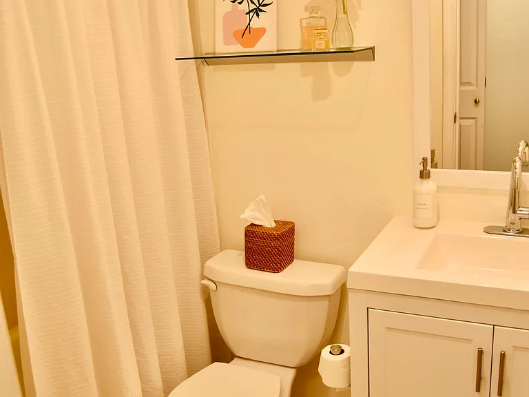 321 Bellevue Way SE — Photo 14