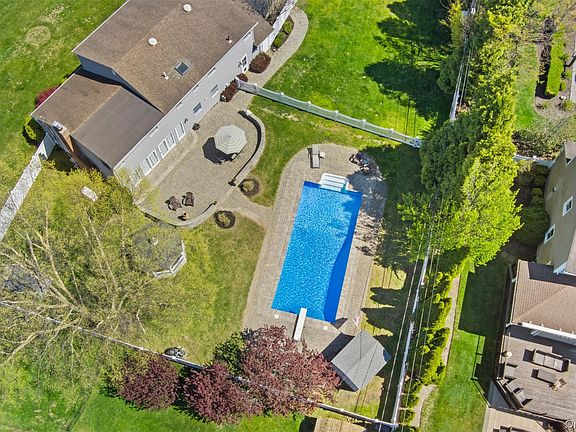 3rd image of 10 Carolee Court