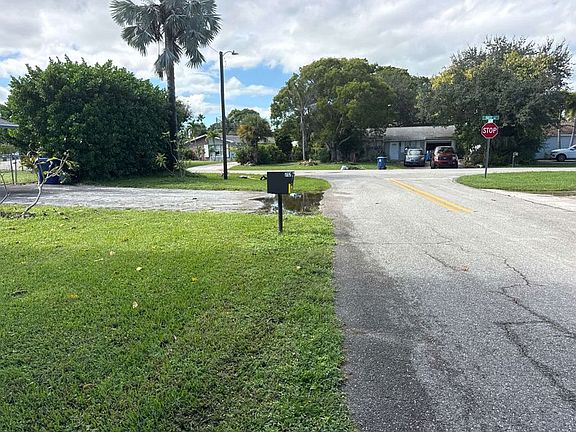 Exterior Neighborhood (street photo)