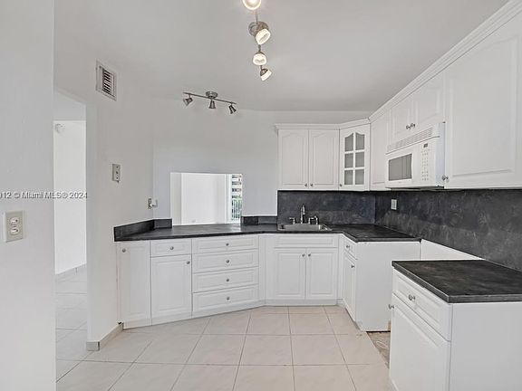 5th image of 1750 NE 191st St #4142
