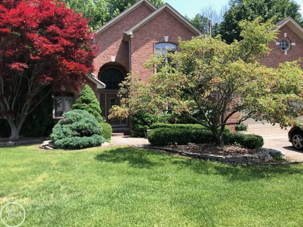 38320 River Park Dr, Sterling Heights, MI 48313