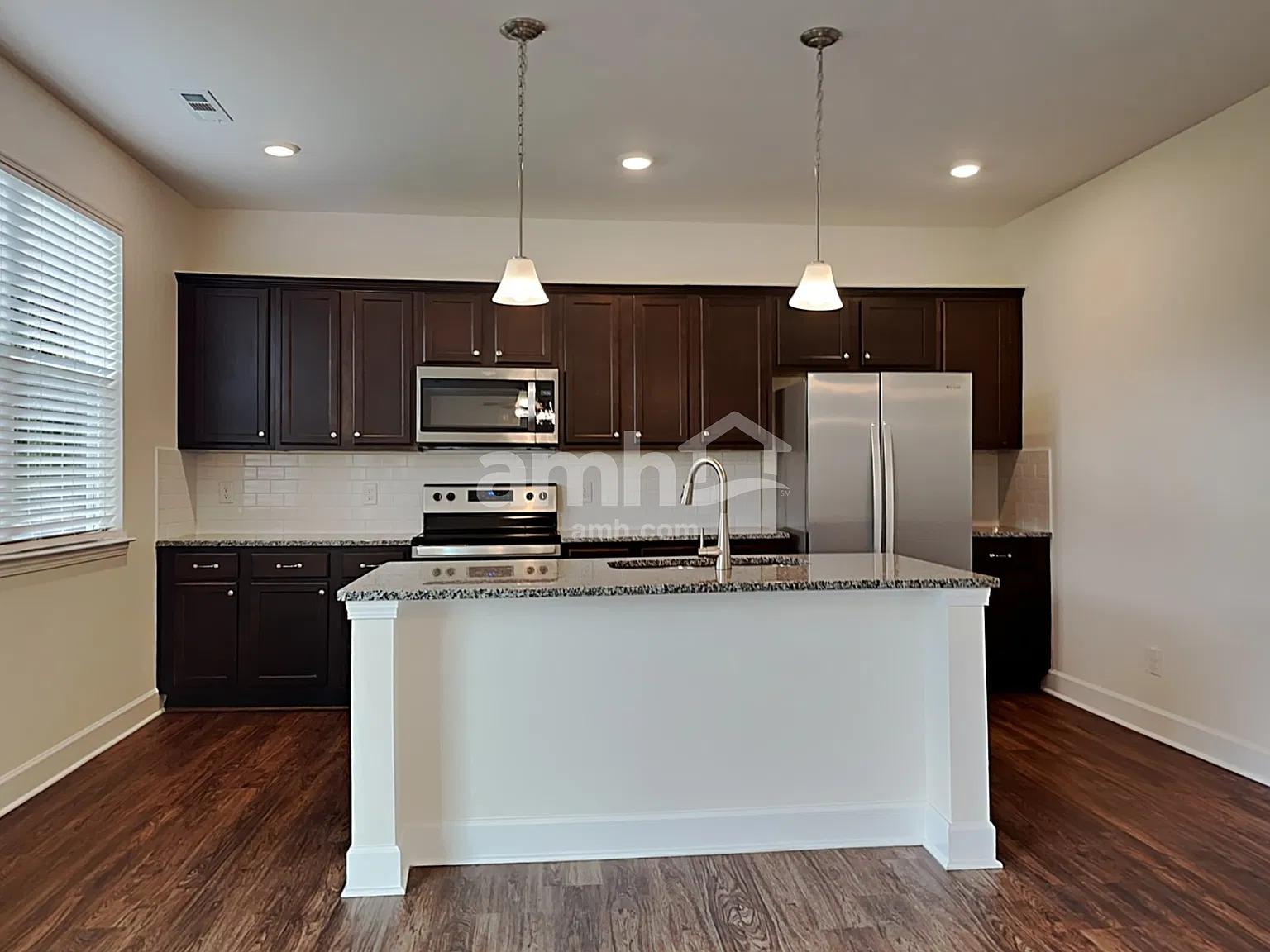 3 bed, 2.5 bath, 1895 sqft, $2,420 — Photo 3