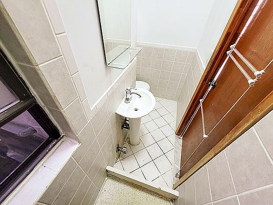 5th image of 404 E 117th St #5