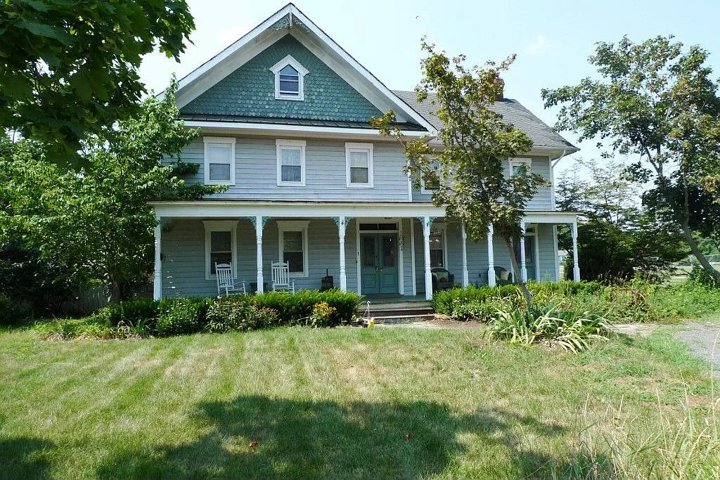 1 Railroad Ave photo 1