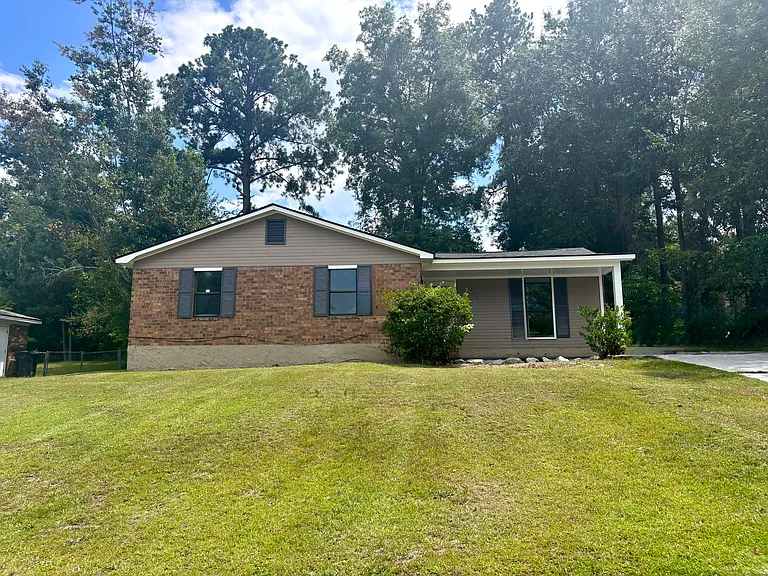 2718 Bennington Dr — Photo 2