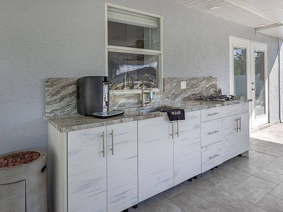 3rd image of 840 SW 28th Ter