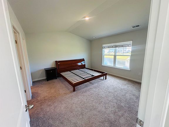 5th image of 368 Logan St.