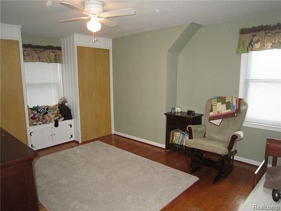4th image of 2280 Cummings Ave
