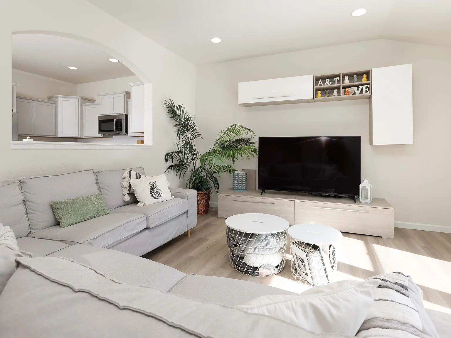 3 bed, 1956 sqft, $2,500 — Photo 2