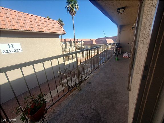 4th image of 4300 N Lamont St APT 291